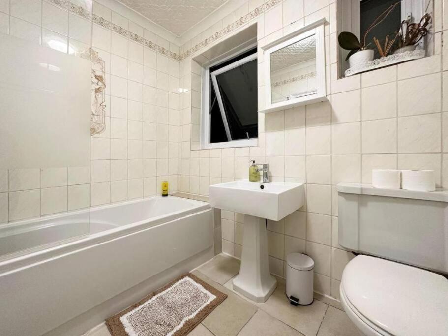Charming 3-Bedroom Family Home 런던 외부 사진