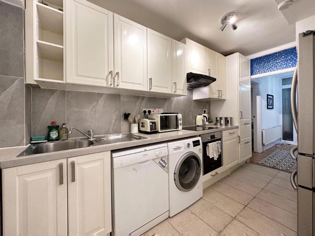 Charming 3-Bedroom Family Home 런던 외부 사진
