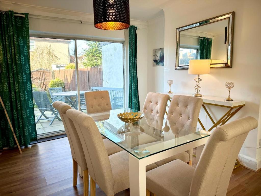 Charming 3-Bedroom Family Home 런던 외부 사진
