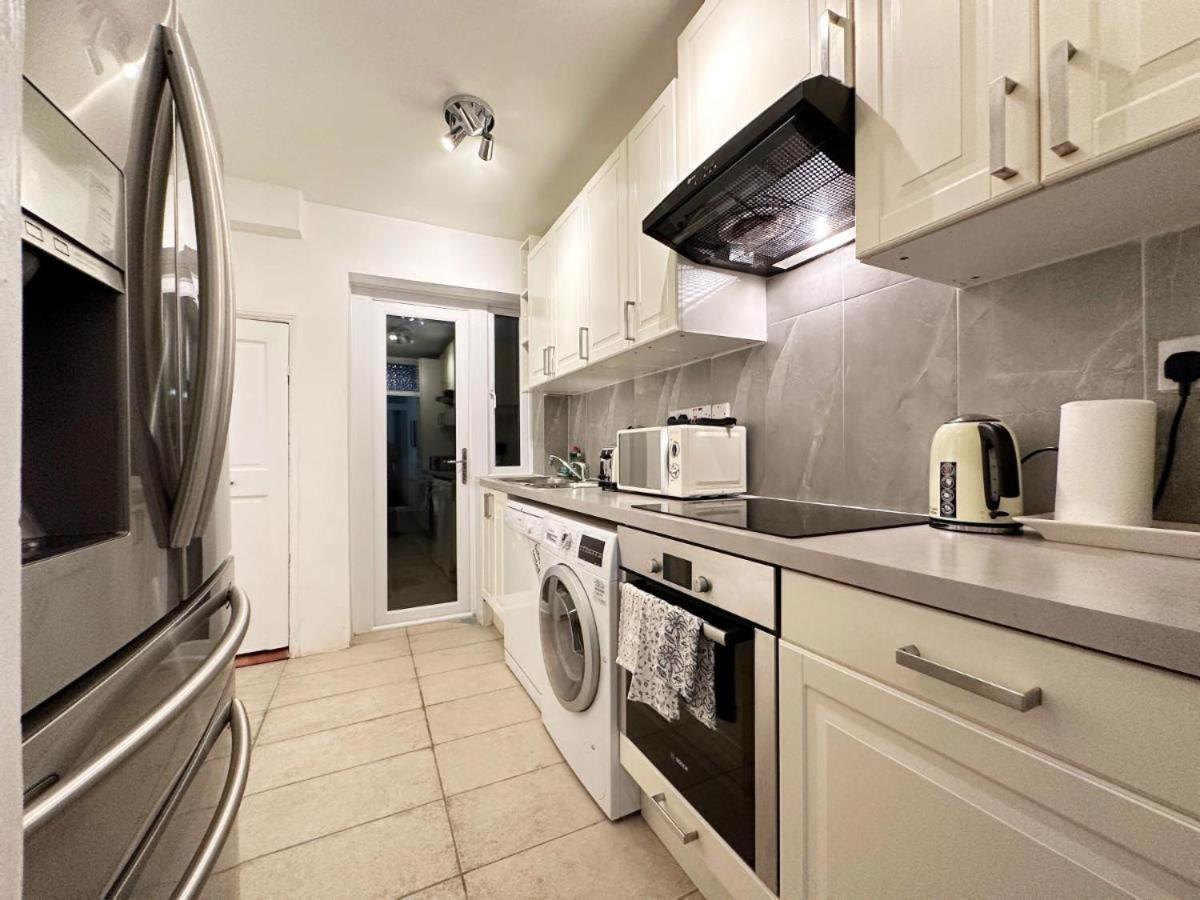 Charming 3-Bedroom Family Home 런던 외부 사진